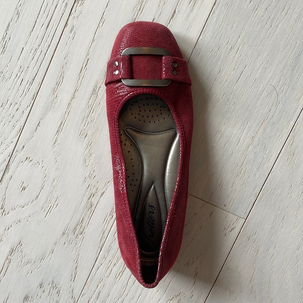 trotters maroon flats. size 6.5
